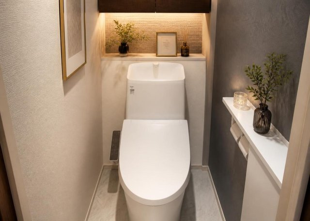 温水洗浄便座を採用した清潔感のあるトイレです。本物件は1階と2階の2ヶ所にトイレを配置しているため、朝のラッシュ時や深夜でも安心してお使いいただけます。節水仕様で経済的なのも魅力的な仕様です。