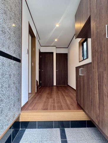 大きな玄関収納付きの玄関です　家族皆様の履物をしっかり収納できます　