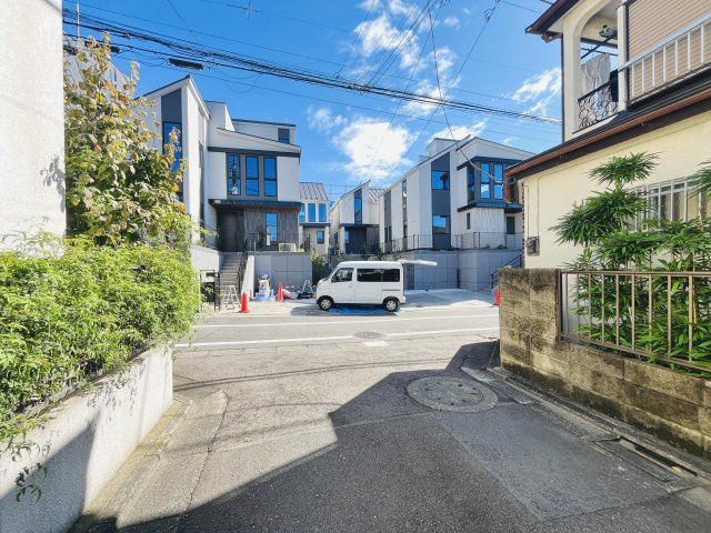 前面道路から入口を見たアングル。目の前は広々しているのでとても明るくて解放感があります。