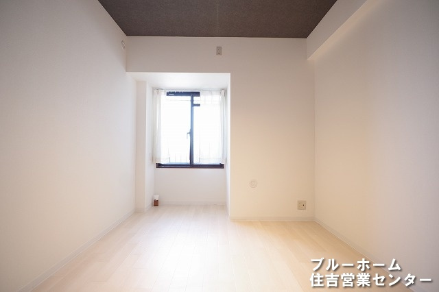 約6帖の洋室です！お部屋には収納や窓があります！