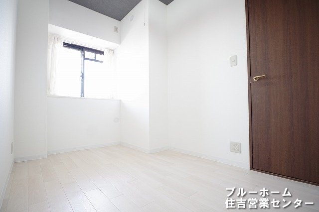 約4帖の洋室です！お部屋には収納や窓があります！