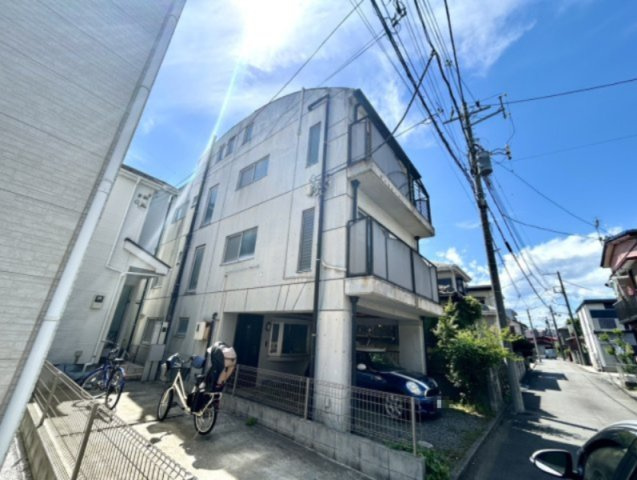住宅用の土地では前面道路に2m以上接していなければならないと法律で定められています。しかし、お持ちの車のサイズやライフスタイルなどにより、2mでは利便が悪い場合もございますので、事前に確認しましょう。
