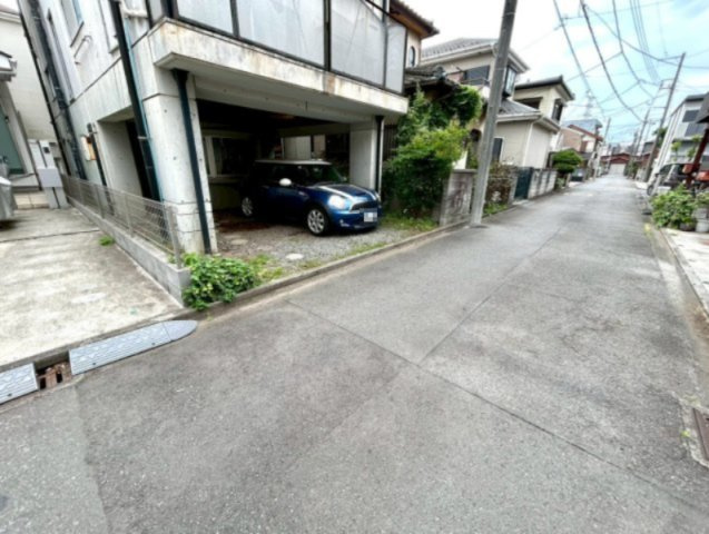道幅が広い場所は日当たりや風通が良好です。幅が広いのですれ違いも可能ですし大きな車でも駐車可能！一方で、大型車が通ることも多くなるため交通量の増加により騒音に繋がります。また土地の値段が高くなります。