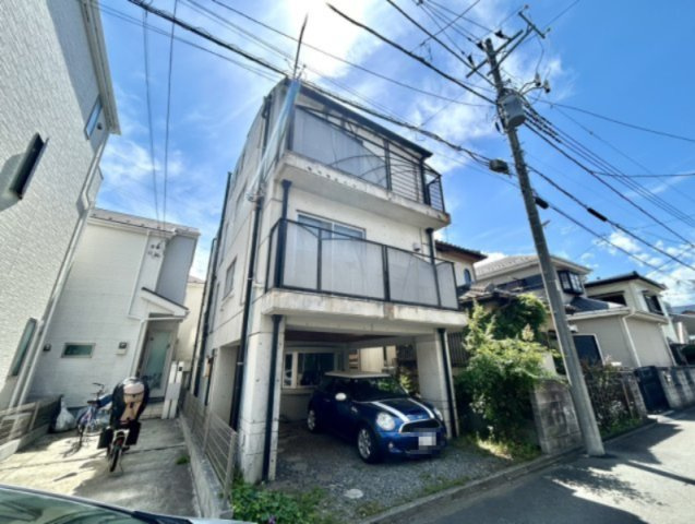 「構造」は建物を支える骨組みで、「工法」は構造を組み立てる方法をいい、構造や工法によって建物のデザインや強度、断熱性などに違いがあります。