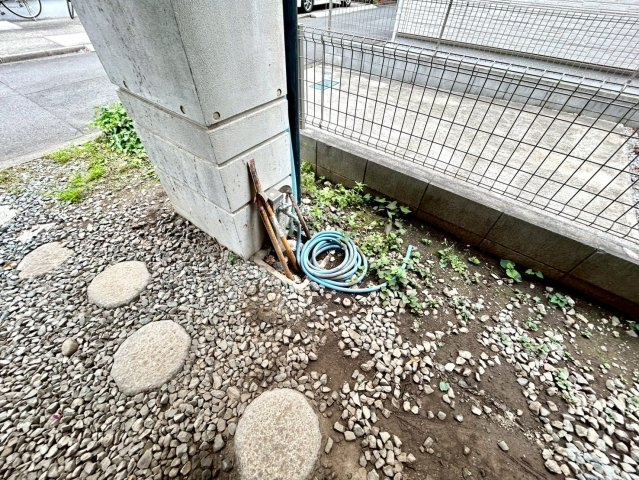 敷地内に散水栓や立水栓があると便利です。水道水を直接利用できるため、水を運ぶ手間を省くことが出来ます。大量の水を必要とする洗車作業や清掃などに役立ちます。その他設備とあわせて、現地でご確認ください。