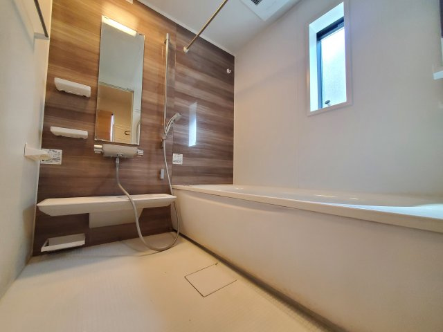 木目調パネルが落ち着いた雰囲気を演出。浴室乾燥機・追い焚き機能付きで快適なバスタイムをお過ごしいただけます。