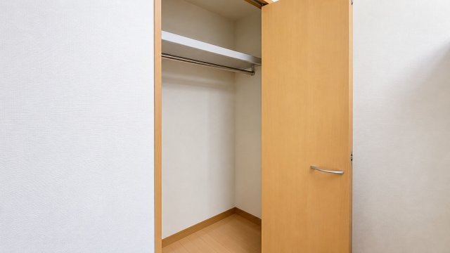 ハンガーパイプと上部棚を備えたクローゼットです。衣類を掛けたまま収納できるほか、上部にはバッグや季節用品なども整理可能。高さのある収納スペースを有効活用でき、お部屋をすっきり保つのに役立ちます。　