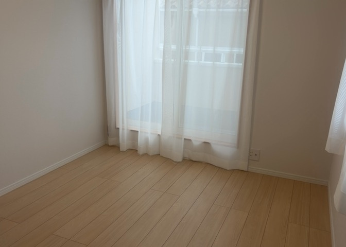 洋室のメリットは重い家具が置きやすく、身の回りが整理しやすいことです。　床がフローリングのため畳とは異なり凹みにくいです。　クローゼットなど収納が豊富で、普段使わない旅行カバンや服の整頓も簡単にです。