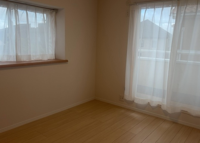 寝室でゆっくりと過ごすためにはベッド周りの適度な空間を担保することや窓の位置、照明の明るさ、寝室の広さなどを考える必要があります。自身や家族の構成とライフスタイルに併せて寝室にする部屋を選びましょう！