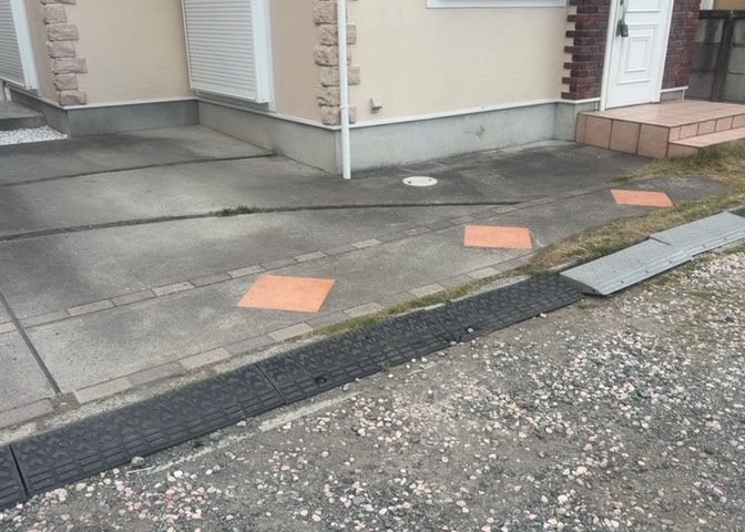 駐車場と明記されていても、最小スペースでつくられた駐車場だと大型車は駐車できなかったり、出入りしにくくなったりする可能性があります。お車のサイズと購入したい物件の駐車場のサイズを現地で確認しましょう。