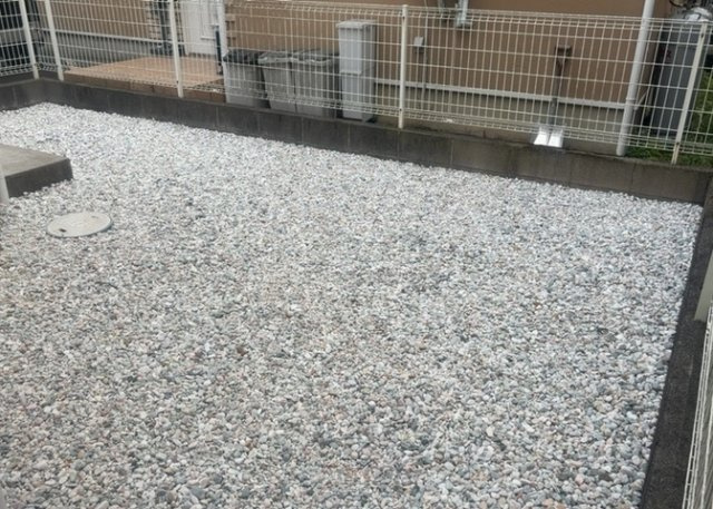 庭があることでガーデニングや家庭菜園はもちろん、こどもの遊び場やペットを放して遊ぶことができます。また、家の周囲に余裕があるということです。隣地との間があれば、十分な日当たりと、風通しが確保できます。
