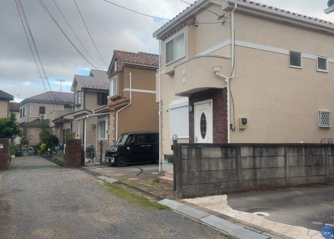 住宅用の土地では前面道路に2m以上接していなければならないと法律で定められています。しかし、お持ちの車のサイズやライフスタイルなどにより、2mでは利便が悪い場合もございますので、事前に確認しましょう。
