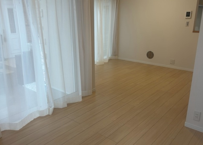 L型アイランドタイプは、キッチンからダイニングにもリビングにも目が行き届くので、とても使いやすい配置です。L字型独立タイプは、キッチンを独立させてるためLDKというよりもLDといった様なイメージです。