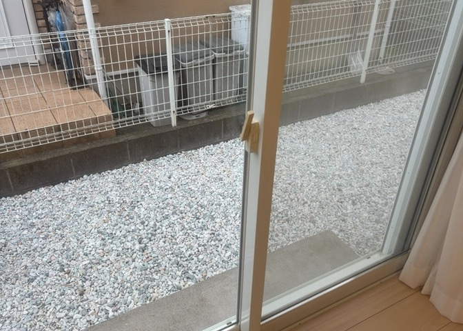 サッシは、ガラス窓に使用される金属製の窓枠です。一般的に住宅建築では、金属製建具工事の段階でガラス類・玄関などと同時に設置されます。種類や構造により断熱性能や遮音性能が異なるので現地でご確認ください。
