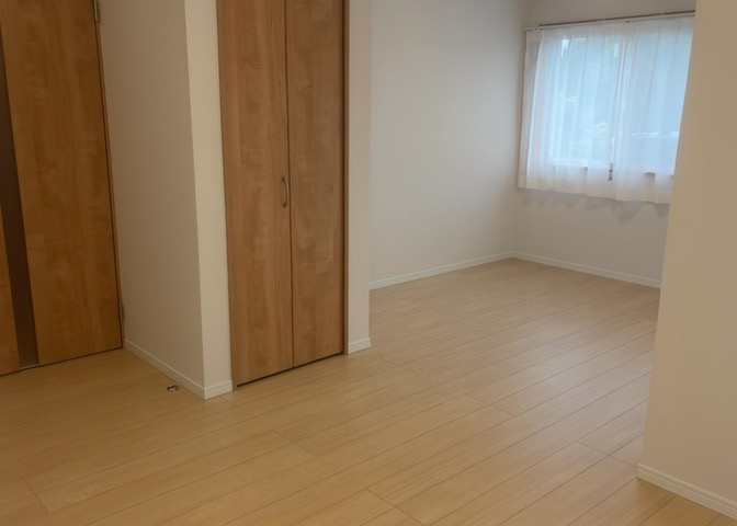 直線タイプはLとDKを一直線に並べた形で対面キッチンのタイプです。一般的なのでよく見かけるかもしれません。直線タイプに似た直接アイランドタイプは、キッチンとダイニングの間に壁がない分広く感じられます。