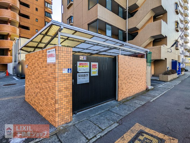 エントランスを出てすぐ左側にある扉付きのゴミステーションです。