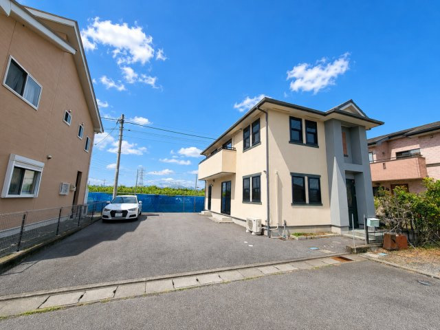 南側にスペースが広く、とても明るいご住宅です。内外装大変綺麗な状態です。