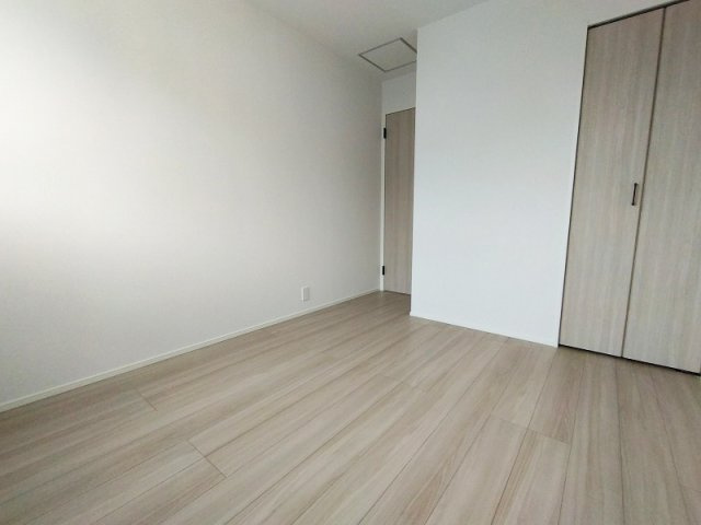 2階5.28帖/落ち着いた色味のクロスとフローリングでほっと一息つける空間。
