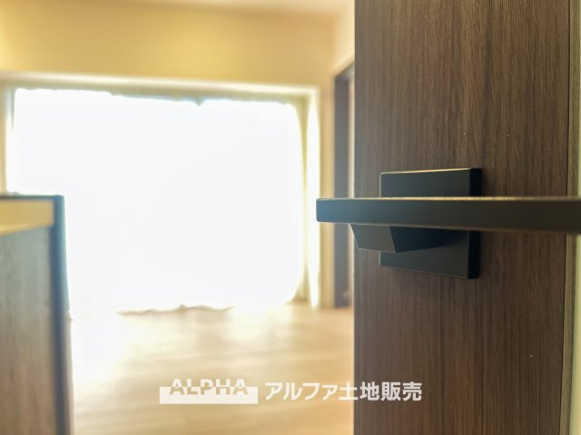 スタイリッシュなデザインのドアハンドルが、空間全体に洗練された印象を与えます。ドアを開けると、開放感のあるリビングダイニングが広がり、心地よい暮らしが待っています。