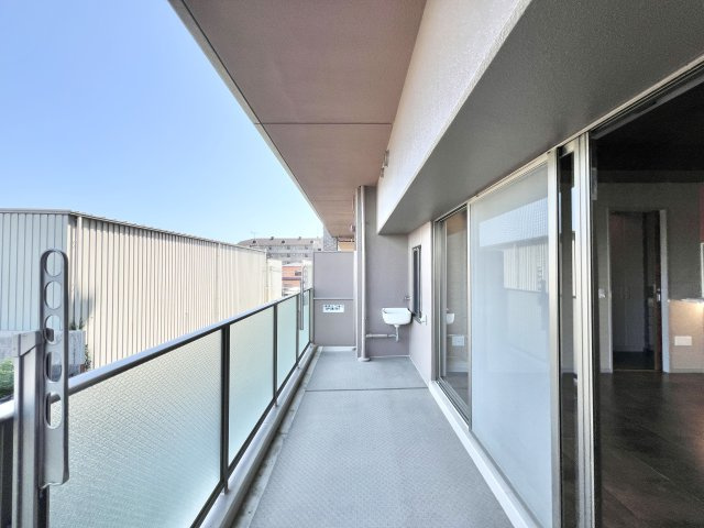 バルコニーは長く、晴れた日には沢山のお洗濯物やお布団が干せて気持ちがいいですね☆