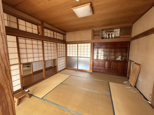 造り付けの大型収納棚と神棚が設置された、伝統的な和室です
