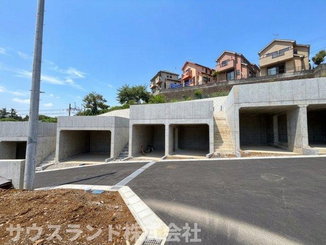 車庫前にもゆとりがあり、来客時の駐車や荷物の積み下ろしも余裕を持って行えます！周辺の交通量も少ないため、小さなお子様がいるご家庭でも安心の環境です。静かで落ち着いた毎日をお過ごしいただけます！