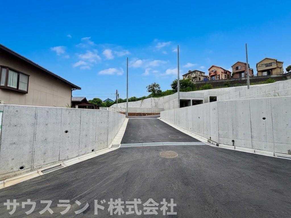 しっかりとした擁壁で囲まれた、安全性に優れた区画です！お隣との境界も明確で、程よい距離感を保ちながら快適に暮らせます。陽の光をたっぷりと浴びて、洗濯物もあっという間に乾く嬉しい環境が整っています！