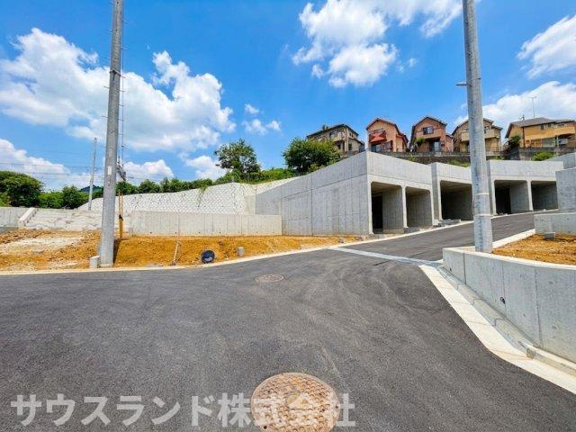 電柱や電線が視界を遮らない、スッキリとした青空を満喫できる分譲地です！道路の舗装も美しく、お子様と手を繋いでの歩行も安全に行えます。陽当たりも良好で、毎日明るい気分でお出かけできる環境です！