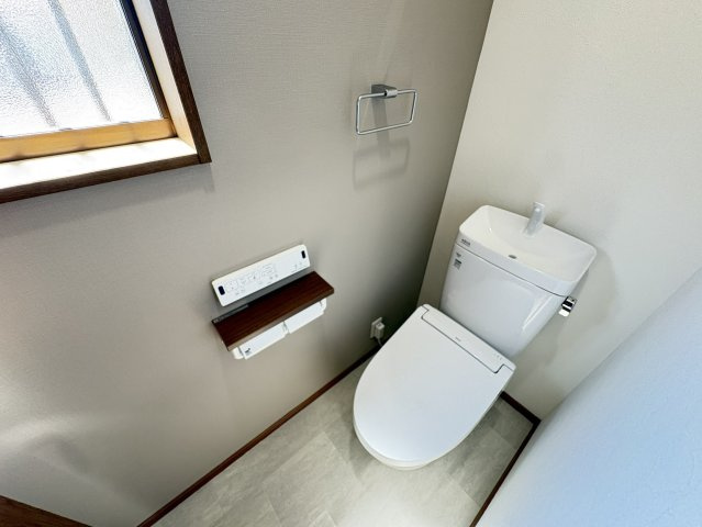リフォーム済みで清潔感のある温水洗浄便座付きのトイレは、窓付きのため換気がしやすく、明るさもしっかり確保。棚付きペーパーホルダーなど細かな設備にも配慮されており、使い勝手の良さが魅力です。