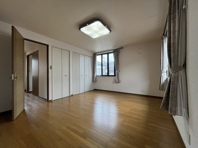 家具のレイアウトがしやすい、ゆとりある広さの洋室です。