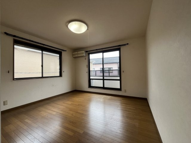 広々とした主寝室。大きなベッドを置いてもゆとりがあります。