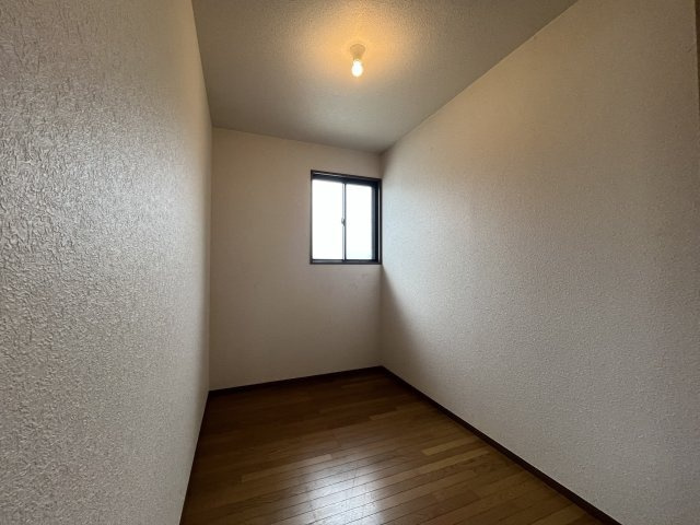 収納付きでお部屋を広く使える洋室。