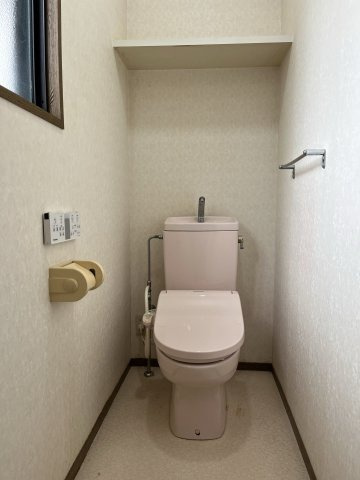 収納部屋としてはもちろん、書斎や趣味部屋にも活用できる便利な空間です。