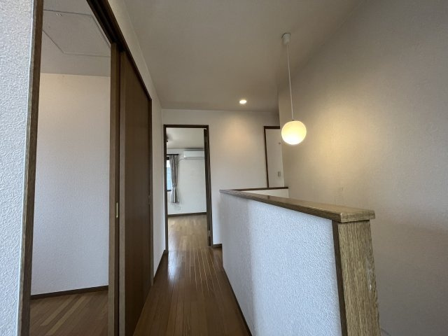 シンプルで清潔感のあるトイレ空間。お掃除もしやすいデザインです。