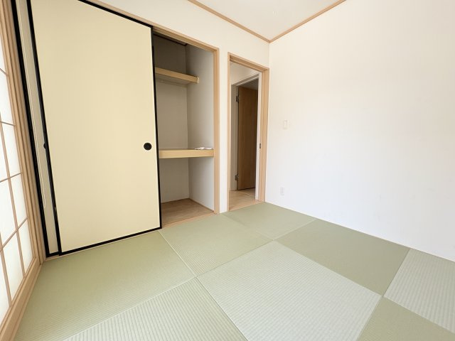 約4.5帖の和室には押入を備えており布団や季節用品などをまとめて収納可能。落ち着いた畳の空間は来客時の客間や趣味の部屋お子様の遊び場など多用途に活用可能。室内をすっきりと保ちながら快適に使用できる和室