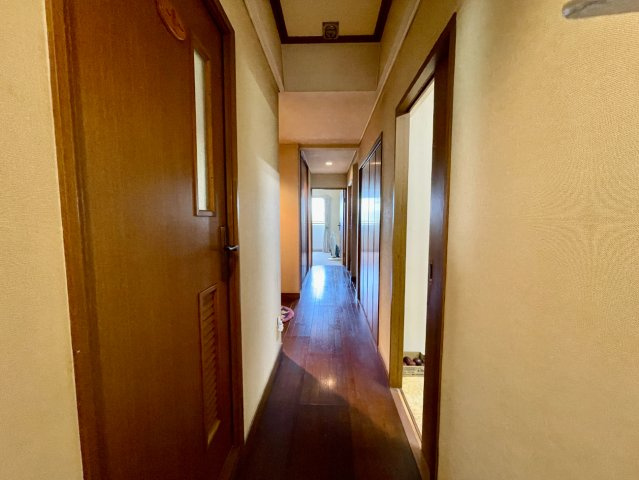 【廊下】　廊下部分に屋根裏収納の梯子が設けられています。季節家電や思い出の品、防災用品など使用頻度の少ない物をまとめて保管できます。