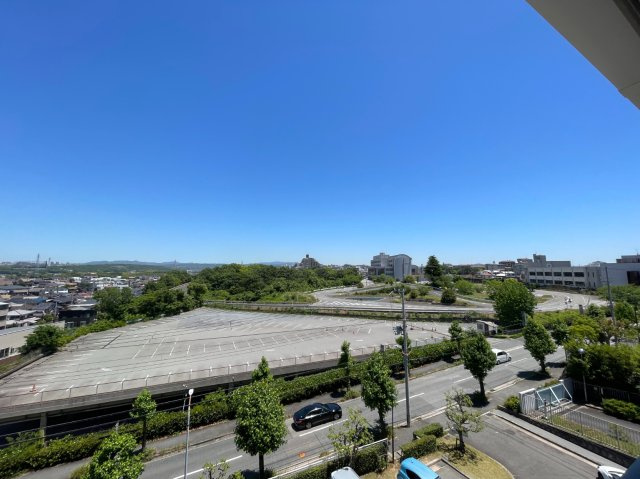 【住戸からの眺望写真】　5階部分からの眺望です。前面を遮るような高い建物はなく、穏やかな景色が広がります。晴天時には爽やかな青空を楽しめそうです。