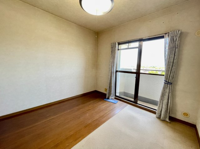 【洋室/約5.2帖】　飽きの来ないシンプルな内装デザインです。ナチュラルテイストや北欧テイストなど、お好みでお部屋をカスタマイズできます。