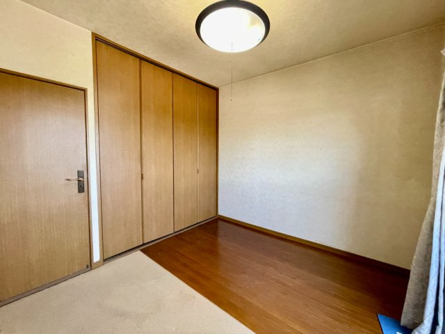 【洋室/約5.2帖】　クローゼットに衣類や小物を収納でき、住空間をすっきりと保てます。収納家具の設置を抑えられるためレイアウトの自由度も高まります。