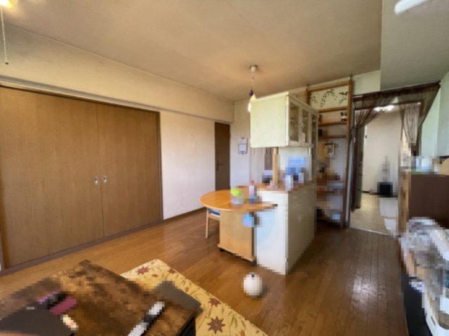 【LDK】　生活のメインとなるLDKは約14.5帖の広さ。バルコニーから心地よい陽光が差し込む、明るい空間です。ご家族団らんのひとときをお楽しみください。
