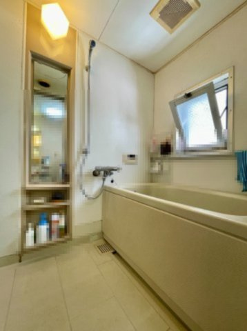 【浴室】　落ち着いたトーンでまとめられた、1日の疲れを癒してくれる浴室。窓が設けられており、自然光と換気の両面で室内環境を整えやすい仕様です。