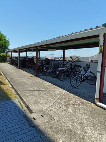 【駐輪場】　屋根付きのため、雨や直射日光から自転車を守ることができます。空き状況・利用方法などはお問い合わせください。