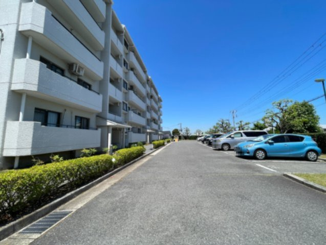 【駐車場】　敷地内に平面式の駐車場が設置されています。移動がしやすく、車の出し入れがスムーズに行えそうです。空き状況・利用方法などはお問い合わせください。