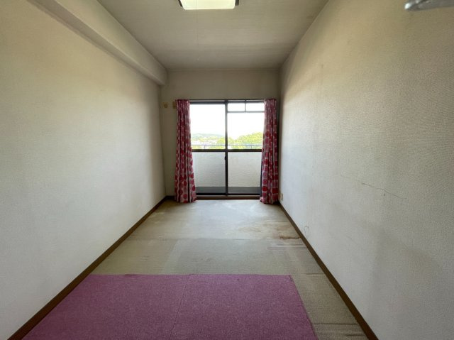 【洋室/約6.0帖】　壁に凹凸がないため、ベッドや机などの家具が配置しやすい洋室です。