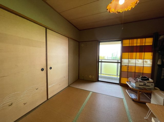 【和室/約6.0帖】　LDに隣接した和室はバルコニーからあたたかな陽光が差し込みます。LDKの続き間としたり個室としたりなど、シーンに合わせて使い分けがしやすい設計です。
