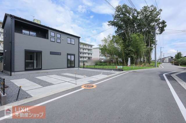 【前面道路】現地完成写真。お車2台がすれ違える広さのある道幅です。実際の道幅や駐車など、ご確認ください。