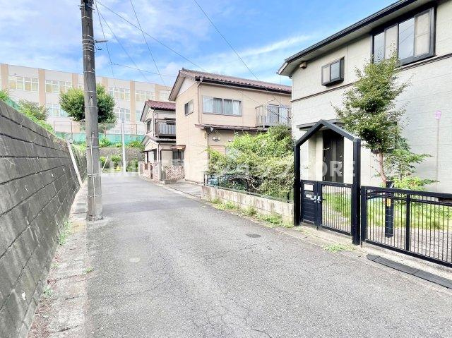 前面道路は閑静な住宅地をはしる車通りの少ない道路。お車の出し入れが苦手なママや小さなお子様にも安心　