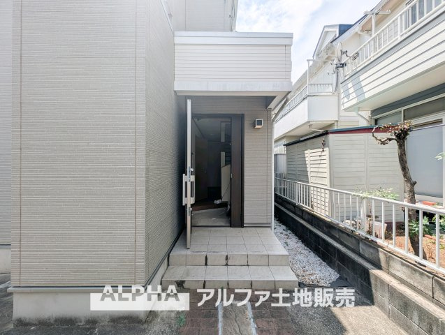 【Welcome　Space】　◆玄関◆帰宅時にほっとできる、穏やかな空気感の玄関。整った空間が日々の切り替えを自然にサポートし、来客時にも好印象を与えます。