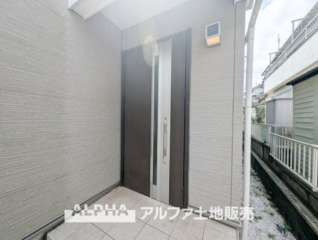 【Entrance　Design】　◆玄関◆出入りのたびに気持ちが整うような落ち着きある玄関空間。シンプルな構成で使いやすく、住まい全体の印象をやわらかく引き立てます。
