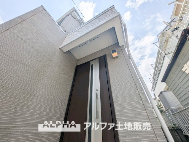 【Entrance】　◆玄関◆にダブルロックを採用。鍵を二重にかけることで防犯性に配慮し、不在時や夜間も安心感のある住まい。日常の暮らしに安心を添える仕様です。